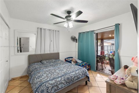 House in Hialeah, Florida 3 bedrooms, 137.87 sq.m. № 1862367 - photo 15