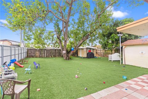 House in Hialeah, Florida 3 bedrooms, 137.87 sq.m. № 1862367 - photo 17