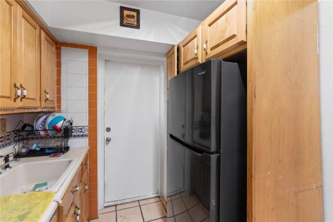 House in Hialeah, Florida 3 bedrooms, 137.87 sq.m. № 1862367 - photo 13