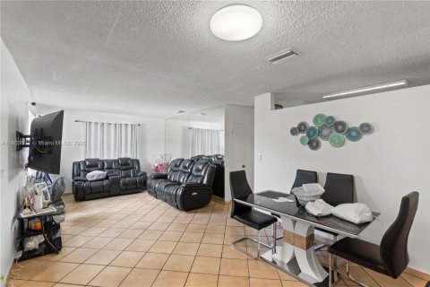House in Hialeah, Florida 3 bedrooms, 137.87 sq.m. № 1862367 - photo 9