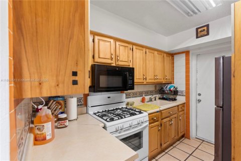 House in Hialeah, Florida 3 bedrooms, 137.87 sq.m. № 1862367 - photo 11