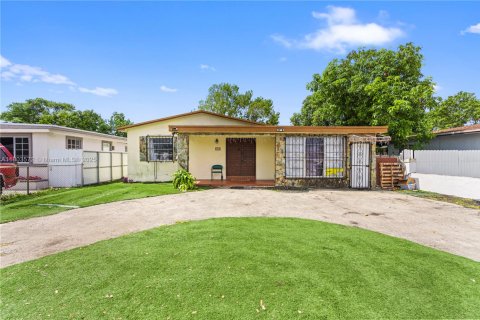 House in Hialeah, Florida 3 bedrooms, 137.87 sq.m. № 1862367 - photo 3