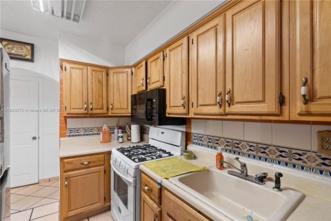 House in Hialeah, Florida 3 bedrooms, 137.87 sq.m. № 1862367 - photo 12