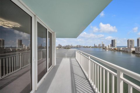 Condo in Sunny Isles Beach, Florida, 2 bedrooms № 2244178 - photo 26