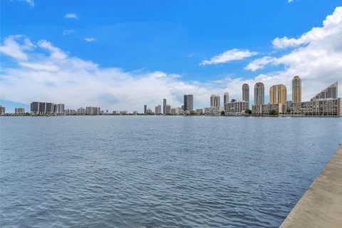 Condo in Sunny Isles Beach, Florida, 2 bedrooms № 2244178 - photo 3