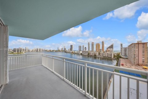 Condo in Sunny Isles Beach, Florida, 2 bedrooms № 2244178 - photo 27