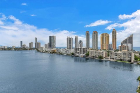 Condo in Sunny Isles Beach, Florida, 2 bedrooms № 2244178 - photo 2