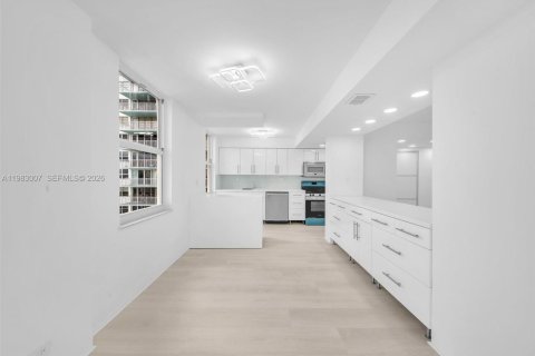 Condo in Sunny Isles Beach, Florida, 2 bedrooms № 2244178 - photo 9