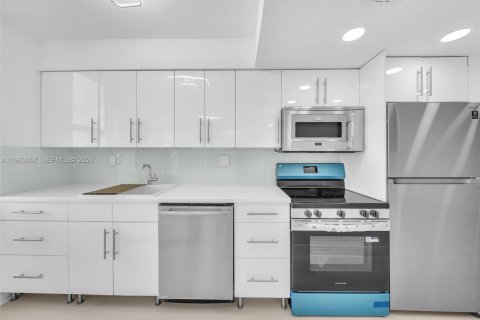 Condo in Sunny Isles Beach, Florida, 2 bedrooms № 2244178 - photo 8