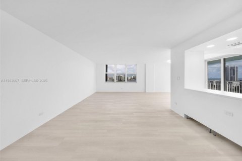 Condo in Sunny Isles Beach, Florida, 2 bedrooms № 2244178 - photo 12