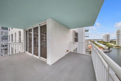 Condo in Sunny Isles Beach, Florida, 2 bedrooms № 2244178 - photo 25