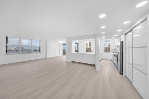 Condo in Sunny Isles Beach, Florida, 2 bedrooms № 2244178 - photo 10