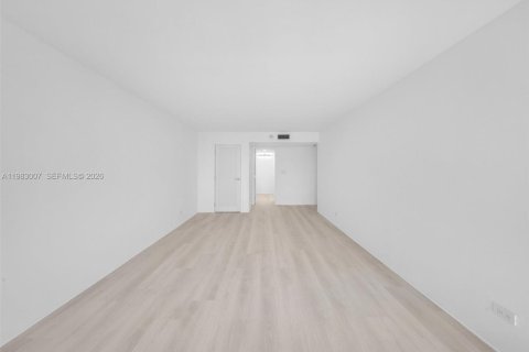Condo in Sunny Isles Beach, Florida, 2 bedrooms № 2244178 - photo 17