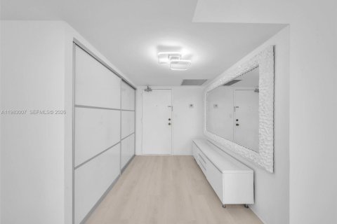 Condo in Sunny Isles Beach, Florida, 2 bedrooms № 2244178 - photo 13