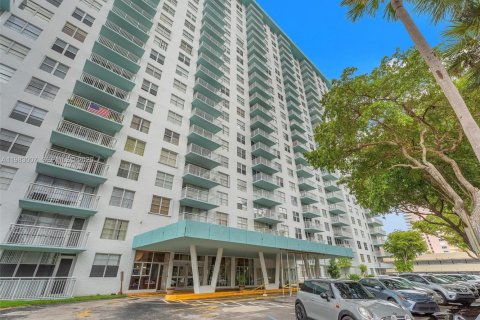 Condo in Sunny Isles Beach, Florida, 2 bedrooms № 2244178 - photo 30