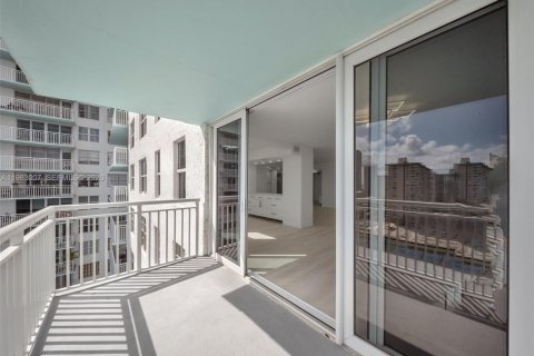 Condo in Sunny Isles Beach, Florida, 2 bedrooms № 2244178 - photo 28