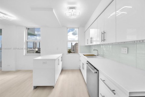 Condo in Sunny Isles Beach, Florida, 2 bedrooms № 2244178 - photo 6