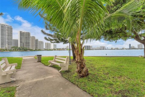 Condo in Sunny Isles Beach, Florida, 2 bedrooms № 2244178 - photo 29