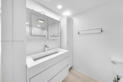 Condo in Sunny Isles Beach, Florida, 2 bedrooms № 2244178 - photo 14
