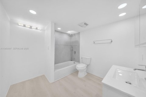 Condo in Sunny Isles Beach, Florida, 2 bedrooms № 2244178 - photo 16