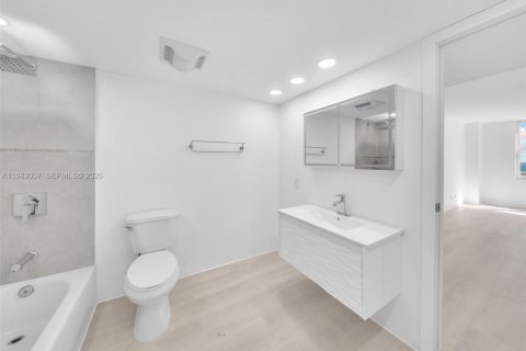 Condo in Sunny Isles Beach, Florida, 2 bedrooms № 2244178 - photo 15
