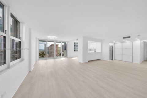 Condo in Sunny Isles Beach, Florida, 2 bedrooms № 2244178 - photo 11