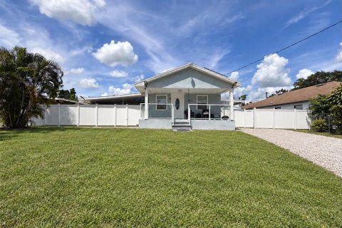House in Tampa, Florida 6 bedrooms, 167.22 sq.m. № 2362306