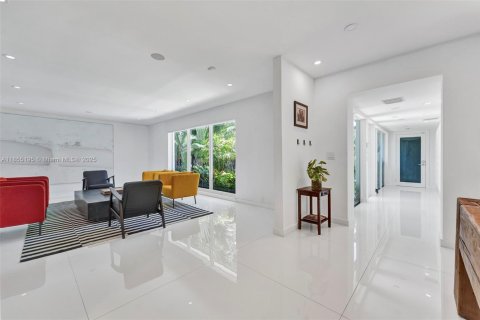 Casa en venta en Miami Beach, Florida, 5 dormitorios, 369.75 m2 № 1874780 - foto 13