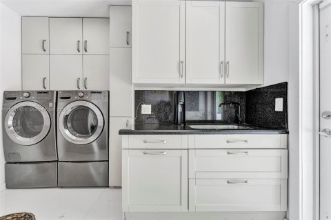 Casa en venta en Miami Beach, Florida, 5 dormitorios, 369.75 m2 № 1874780 - foto 23