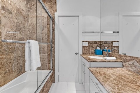 Casa en venta en Miami Beach, Florida, 5 dormitorios, 369.75 m2 № 1874780 - foto 26