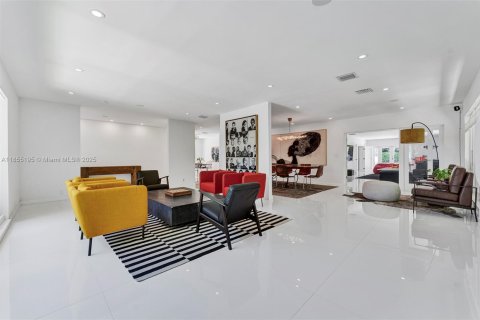 Casa en venta en Miami Beach, Florida, 5 dormitorios, 369.75 m2 № 1874780 - foto 12