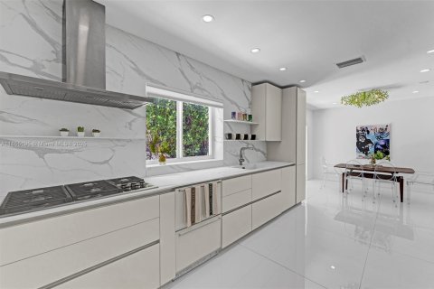 Casa en venta en Miami Beach, Florida, 5 dormitorios, 369.75 m2 № 1874780 - foto 4