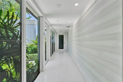 Casa en venta en Miami Beach, Florida, 5 dormitorios, 369.75 m2 № 1874780 - foto 9