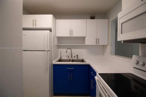 Condo in Miami, Florida, 2 bedrooms № 2075756 - photo 4
