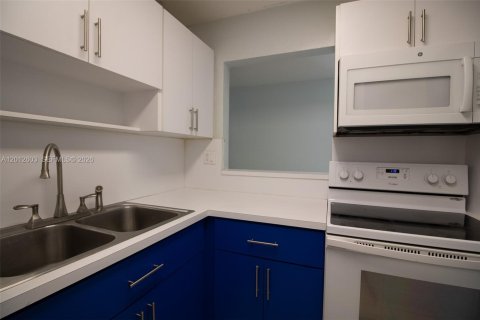 Condo in Miami, Florida, 2 bedrooms № 2075756 - photo 3