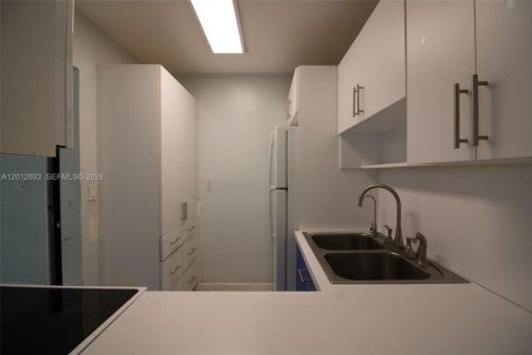 Condo in Miami, Florida, 2 bedrooms № 2075756 - photo 2