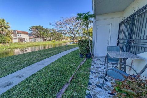 Condo in Miami, Florida, 2 bedrooms № 2075756 - photo 11