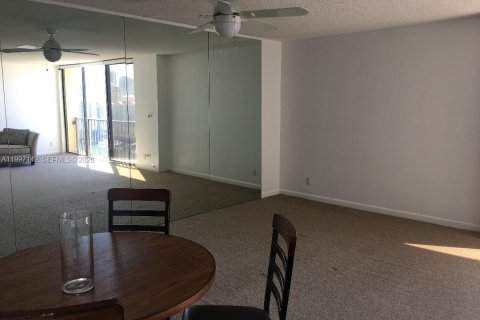 Condominio en alquiler en Sunny Isles Beach, Florida, 68 m2 № 2059030 - foto 5