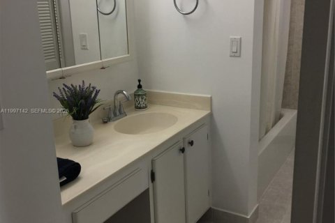 Condominio en alquiler en Sunny Isles Beach, Florida, 68 m2 № 2059030 - foto 9