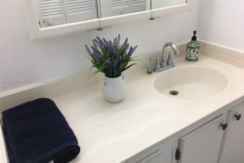 Condominio en alquiler en Sunny Isles Beach, Florida, 68 m2 № 2059030 - foto 10