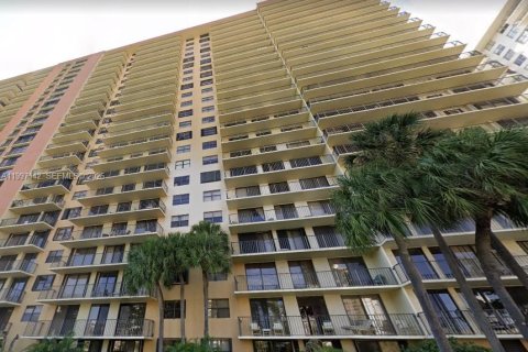Condominio en alquiler en Sunny Isles Beach, Florida, 68 m2 № 2059030 - foto 12