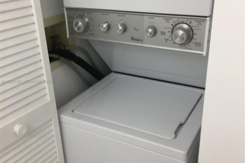 Condominio en alquiler en Sunny Isles Beach, Florida, 68 m2 № 2059030 - foto 11