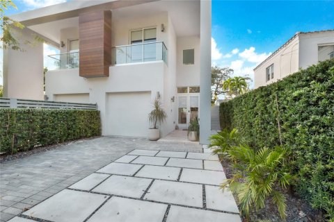 Touwnhouse à vendre à Miami, Floride: 4 chambres, 233.37 m2 № 1970634 - photo 2