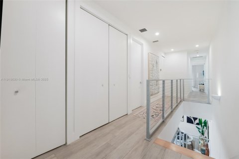 Touwnhouse à vendre à Miami, Floride: 4 chambres, 233.37 m2 № 1970634 - photo 19