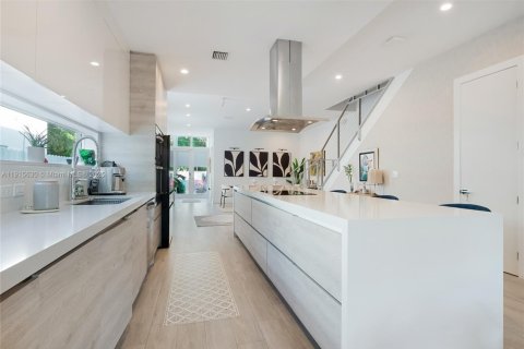 Touwnhouse à vendre à Miami, Floride: 4 chambres, 233.37 m2 № 1970634 - photo 15