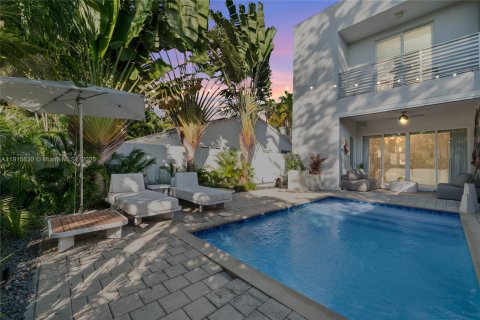 Touwnhouse à vendre à Miami, Floride: 4 chambres, 233.37 m2 № 1970634 - photo 1