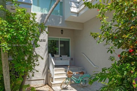 Adosado en venta en Key Biscayne, Florida, 2 dormitorios, 124.49 m2 № 2267627 - foto 2
