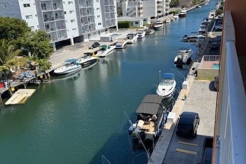 Condo in North Miami Beach, Florida, 1 bedroom  № 2058431 - photo 12