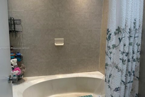 Condo in Miami, Florida, 3 bedrooms  № 1846141 - photo 11