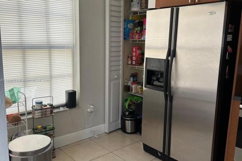 Condo in Miami, Florida, 3 bedrooms  № 1846141 - photo 5